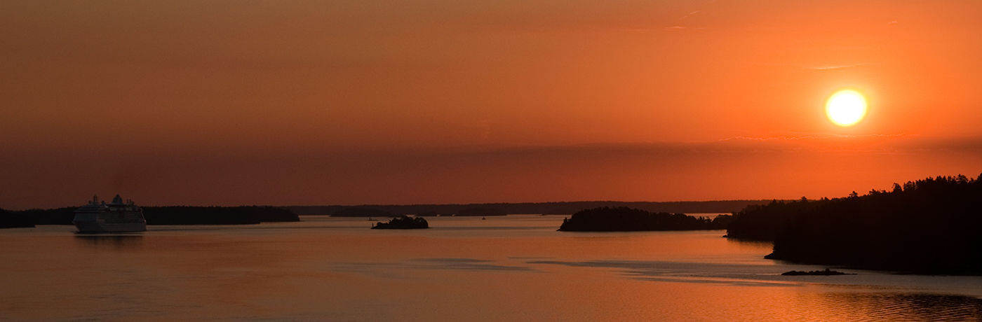 Wasser Inseln Schiff Sonnenaufgang in Schweden alles Orange gefärbt